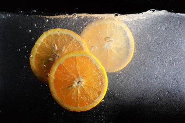 Olgun tatlı portakala su damlaları. Metnin için kopyalama alanı olan yeni Mandarin arkaplanı. Vejetaryen ve vejetaryen kavramı.