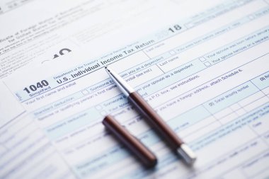 Yıllık vergi bildirimi. Masada vergi formu var. Finansal açıklamalar imzası.