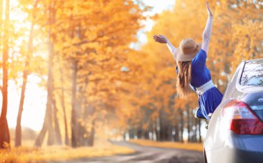 Doğa elbise genç güzel kız. Şapkalı bir kız parkta yürüyor. Şehir dışında bir sepet ile piknik üzerinde genç kadın