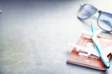 Seyahat konsepti. Turist aksesuarları uçuşta toplanıyor. Alkol, kamera, harita ögeleri.