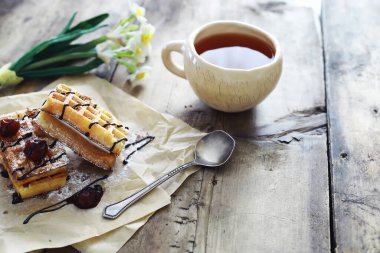 Doldurulmuş Viyana waffle 'ı. Kahve masası. Tatil için kahvaltıda güzel kokulu kurabiyeler..
