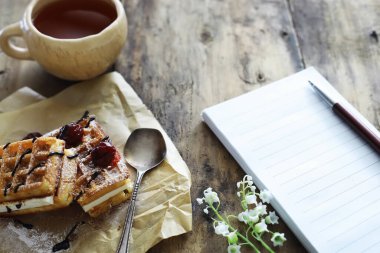 Doldurulmuş Viyana waffle 'ı. Kahve masası. Tatil için kahvaltıda güzel kokulu kurabiyeler..