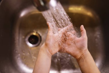 Hijyen kuralları. Yemekten önce el yıkama. Sabunlu antibakteriyel eller. Virüs enfeksiyonunu önlemenin yolu. Coronavirus koruması.