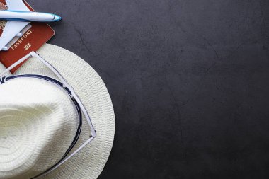 Seyahat konsepti. Turist aksesuarları uçuşta toplanıyor. Alkol, kamera, harita ögeleri.