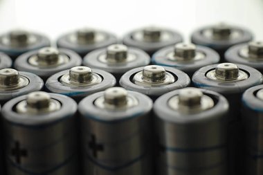 Farklı boyutlarda piller. Çevreye önem vermek. Kullanılmış pillerin imhası.