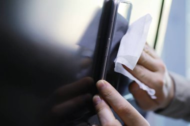 Ev temizliği konsepti. Yüzeylerin tozunu sil. Dezenfektan kapısı TV elektriğini kontrol ediyor. Evdeki karantinada hijyenik tedavi.