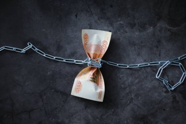 İş konsepti. Ulusal para biriminin değer kaybı. Üzerinde 