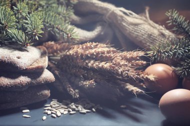 Siyah bir masada buğday ve glüten ile taze somun ekmek. Fırın ve market konsepti. Taze, sağlıklı çavdar ve beyaz somun ekmeği, çuval bezi üzerine serpiştirilmiş un. Tahıllı taze ev yapımı ekmek..