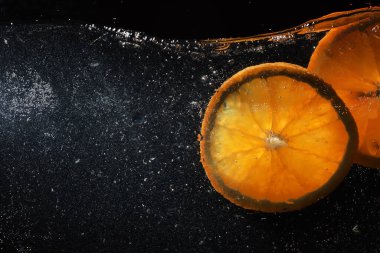 Olgun tatlı portakala su damlaları. Metnin için kopyalama alanı olan yeni Mandarin arkaplanı. Vejetaryen ve vejetaryen kavramı.