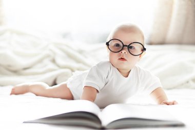 Yeni doğmuş bir bebek yumuşak bir yatakta yatıyor. Çocukların duygu eğitimi.