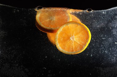 Olgun tatlı portakala su damlaları. Metnin için kopyalama alanı olan yeni Mandarin arkaplanı. Vejetaryen ve vejetaryen kavramı.