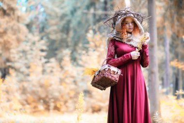 Falcı ormanın derinliklerinde bir ayin düzenler.