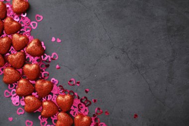 Romantik bir geçmiş. Aşk ve ilişki kavramı. Karanlık arka planda kalp şeklinde figürler. Sevgililer Günü kartı..