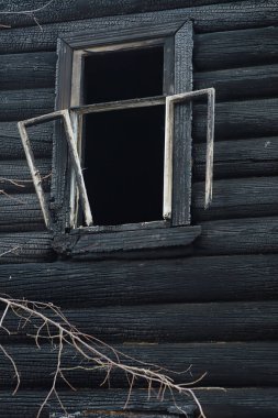 Yangından sonra ahşap ev. Kütüklerdeki kömürleri. Evin külleri yangından. Yanmış kır evi..