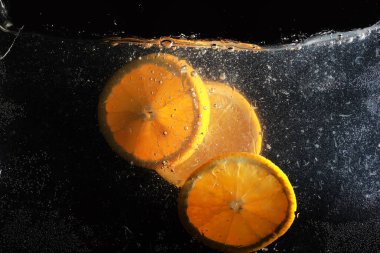 Olgun tatlı portakala su damlaları. Metnin için kopyalama alanı olan yeni Mandarin arkaplanı. Vejetaryen ve vejetaryen kavramı.