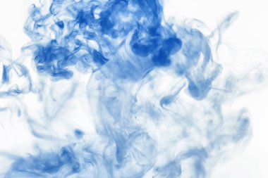 Suyun içinde bir tutam boya. Sudaki boyanın çözülmesi. Su kirliliği. Sanat yaratıcılığı kavramı.