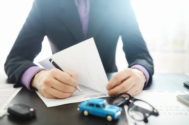 Sigortacı bir belge imzalar. Araba sigortası poliçesi. Araba sigortası poliçesi. Sözleşmenin kayıt formları.