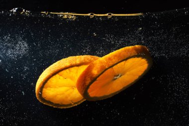 Olgun tatlı portakala su damlaları. Metnin için kopyalama alanı olan yeni Mandarin arkaplanı. Vejetaryen ve vejetaryen kavramı.