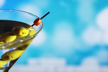 Seyahat konsepti. Turist aksesuarları uçuşta toplanıyor. Alkol, kamera, harita ögeleri.