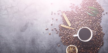 Bir poşet kahve. Kahve çekirdekleri masada kavrulmuş. Pişirmek için yapraklı kahve çekirdekleri.