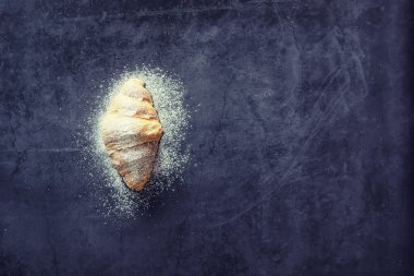 Taze hamur işleri masada. Kahvaltı için Fransız aromalı kruvasan..