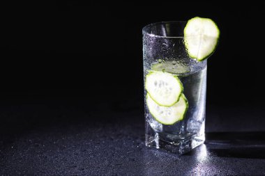 Salatalık suyu. Salatalıklı su içmek. Maden suyu. Salatalıklı sağlıklı mineral ferahlatıcı su.