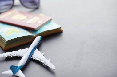 Seyahat konsepti. Turist aksesuarları uçuşta toplanıyor. Alkol, kamera, harita ögeleri.