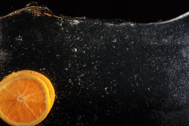 Olgun tatlı portakala su damlaları. Metnin için kopyalama alanı olan yeni Mandarin arkaplanı. Vejetaryen ve vejetaryen kavramı.