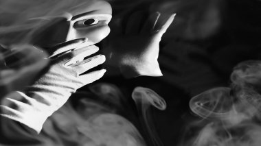 Siyah arka planda beyaz, korkunç bir maske..