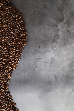 Bir poşet kahve. Kahve çekirdekleri masada kavrulmuş. Pişirmek için yapraklı kahve çekirdekleri.