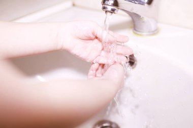 Hijyen kuralları. Yemekten önce el yıkama. Sabunlu antibakteriyel eller. Virüs enfeksiyonunu önlemenin yolu. Coronavirus koruması.