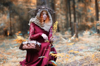 Falcı ormanın derinliklerinde bir ayin düzenler.