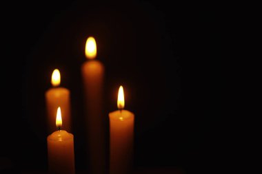 Alevler içindeki bir mumdan yanan mum Wick. Üzüntü ve yalnızlığın sembolü. Başınız sağ olsun. Yanan mum. Din.