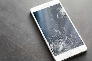 Camı kır. Kırık ekran. Bozuk telefon. Kırık cam arka plan. Camdaki beyaz çatlaklar.