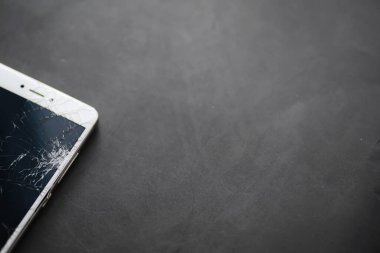 Camı kır. Kırık ekran. Bozuk telefon. Kırık cam arka plan. Camdaki beyaz çatlaklar.