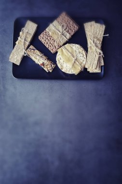 Düzgün beslenme. Sağlıklı bir yaşam tarzı. Diyet için kuru ekmek ruloları. Kilo verme ve sağlıklı bir yaşam tarzı. Masada sebzeli ve otlu ekmek ruloları..