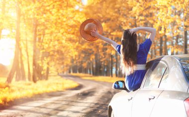 Doğa elbise genç güzel kız. Şapkalı bir kız parkta yürüyor. Şehir dışında bir sepet ile piknik üzerinde genç kadın