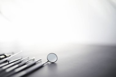 Diş muayenehanesi için ekipman. Ortopedik aletler. İş aletleri olan bir diş teknisyeni. Dişçi metal aletleri.