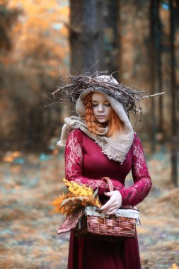 Falcı ormanın derinliklerinde bir ayin düzenler.