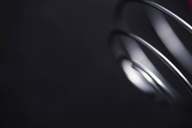 Metal spiral. Sonsuz dönüşler konsepti. Altın oran. Anılar ve yaşam yolu kavramı.