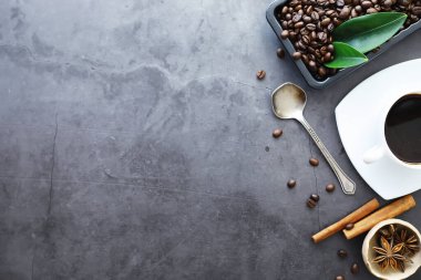 Bir poşet kahve. Kahve çekirdekleri masada kavrulmuş. Pişirmek için yapraklı kahve çekirdekleri.