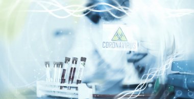 Laboratuvardaki bir bilim adamı viral zatürreenin tedavisi için ilaçları test ediyor. Hastalıklı hastaların Coronovirus kan testi. Dünya salgını.