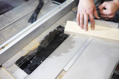 Üretim aşamasında aletler ve elektrikli testerelerle atölye çalışması