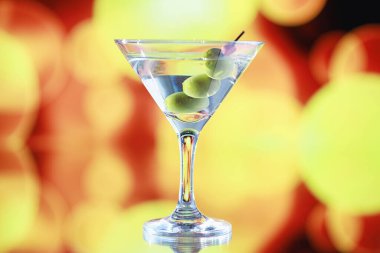 Seyahat konsepti. Turist aksesuarları uçuşta toplanıyor. Alkol, kamera, harita ögeleri.