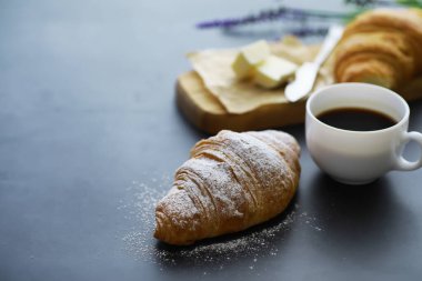 Taze hamur işleri masada. Kahvaltı için Fransız aromalı kruvasan..