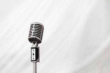 Retro mikrofonun yanında dur. Tripodun üzerindeki mikrofon. Klasik mikrofonlu sanatçının performansı. Mikrofonlu bir sahne.
