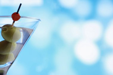 Seyahat konsepti. Turist aksesuarları uçuşta toplanıyor. Alkol, kamera, harita ögeleri.