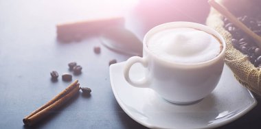 Bir poşet kahve. Kahve çekirdekleri masada kavrulmuş. Pişirmek için yapraklı kahve çekirdekleri.