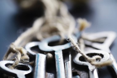 Kilit için antika anahtarlar. Koyu taştan bir arka planda geçmişe dönük anahtarlar. Hedefe ulaşmak için yolu seçme kavramı.