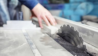 Üretim aşamasında aletler ve elektrikli testerelerle atölye çalışması